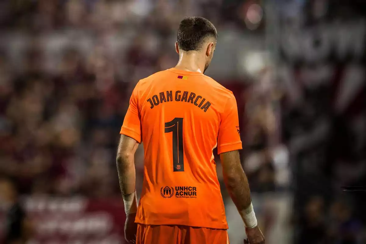 Portero de fútbol vistiendo uniforme naranja con el nombre Joan Garcia y el número 1 en la espalda durante un partido Portero de fútbol vistiendo uniforme naranja con el nombre Joan Garcia y el número 1 en la espalda durante un partido