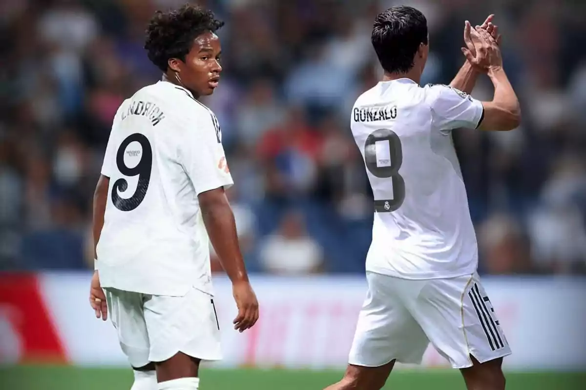 Dos futbolistas con el número 9 en la espalda, uno aplaudiendo y el otro mirando hacia un lado, ambos con uniforme blanco en un estadio. Dos futbolistas con el número 9 en la espalda, uno aplaudiendo y el otro mirando hacia un lado, ambos con uniforme blanco en un estadio.