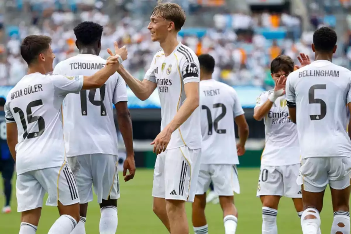 Jugadores del Real Madrid celebran juntos en el campo durante un partido de fútbol Jugadores del Real Madrid celebran juntos en el campo durante un partido de fútbol
