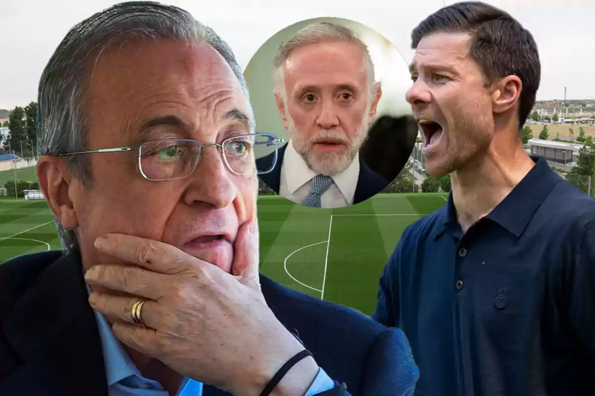 Tres hombres en primer plano con expresiones serias y un campo de fútbol de fondo