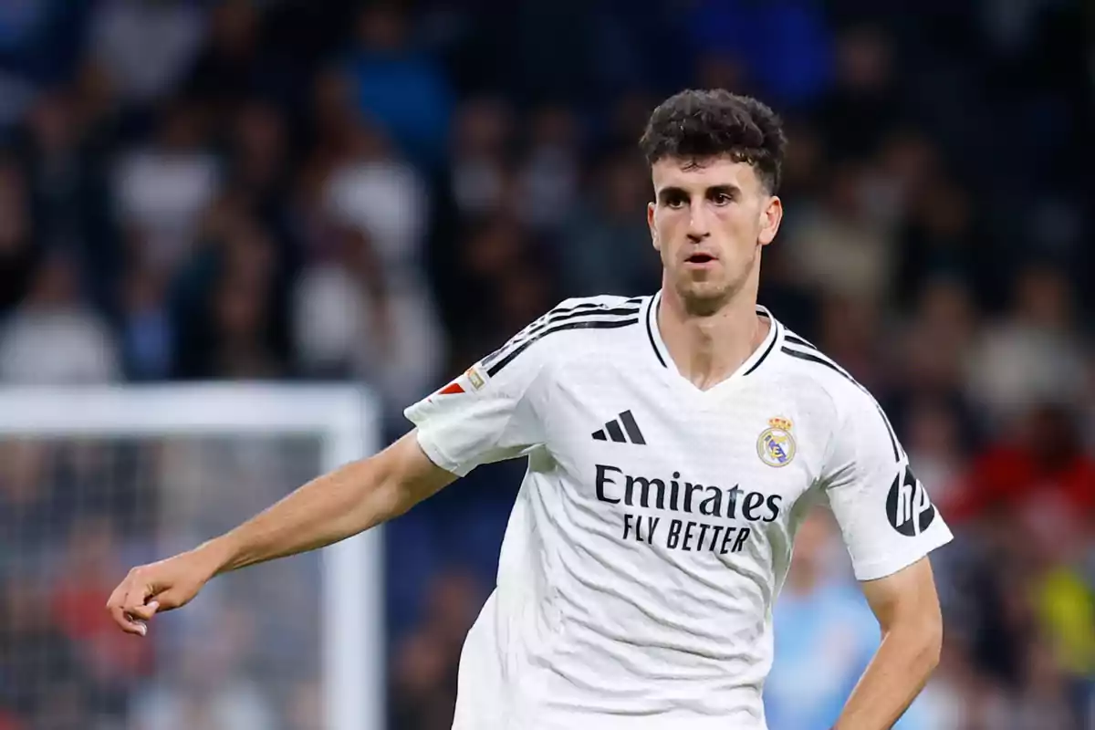 Futbolista del Real Madrid con uniforme blanco en un partido Futbolista del Real Madrid con uniforme blanco en un partido