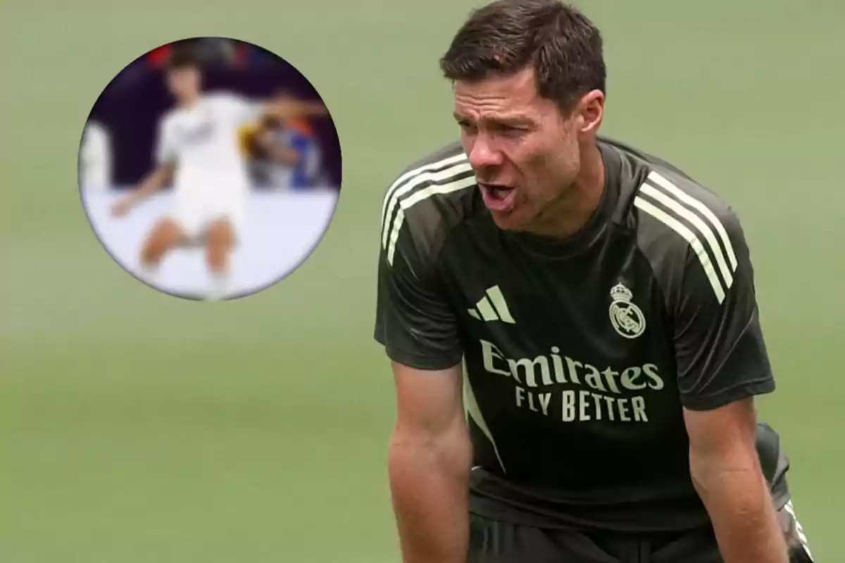 Entrenador del Real Madrid con uniforme de entrenamiento oscuro dando indicaciones en el campo y un círculo con la imagen borrosa de un jugador de fútbol al fondo
