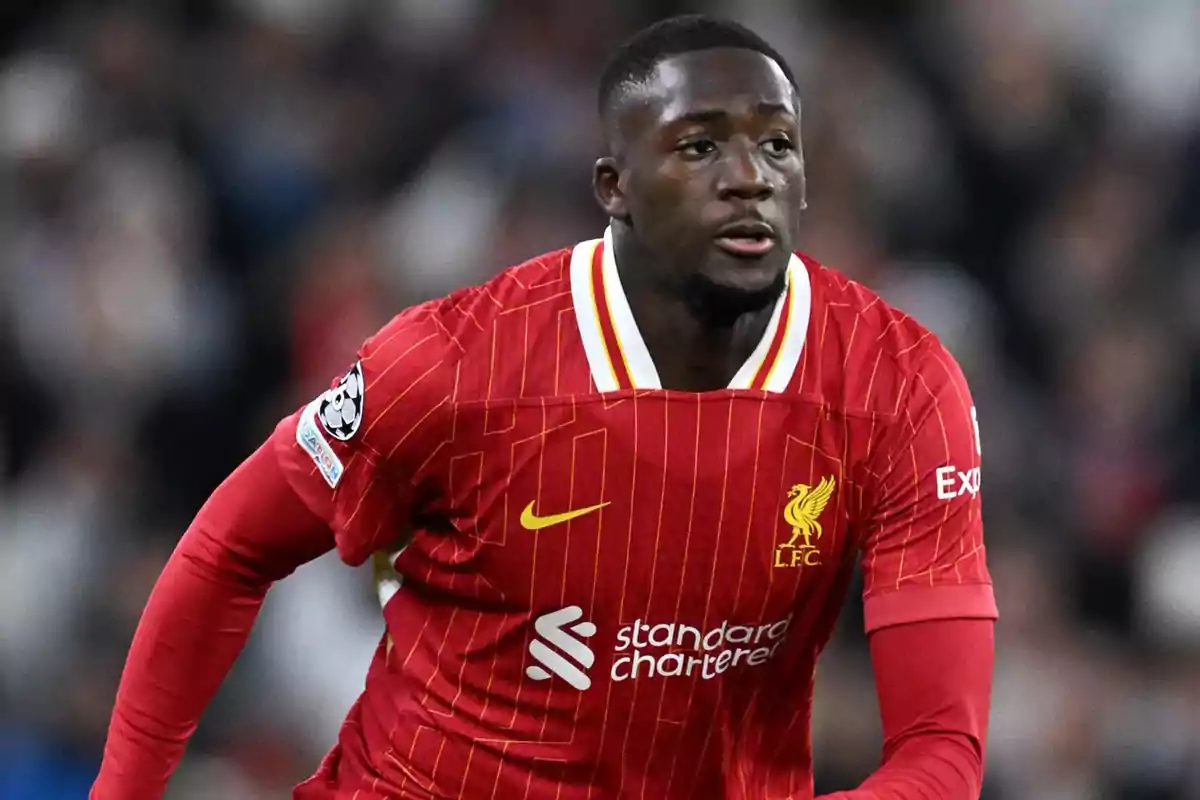 Futbolista con uniforme rojo del Liverpool en acción durante un partido Futbolista con uniforme rojo del Liverpool en acción durante un partido
