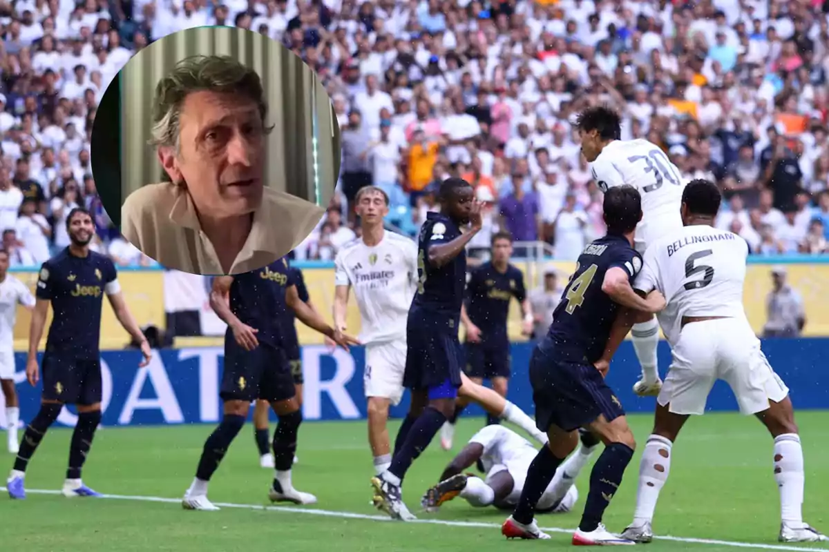 Un hombre de cabello canoso aparece en un círculo superpuesto sobre una escena de un partido de fútbol entre jugadores vestidos de blanco y azul oscuro, con un estadio lleno de espectadores al fondo.