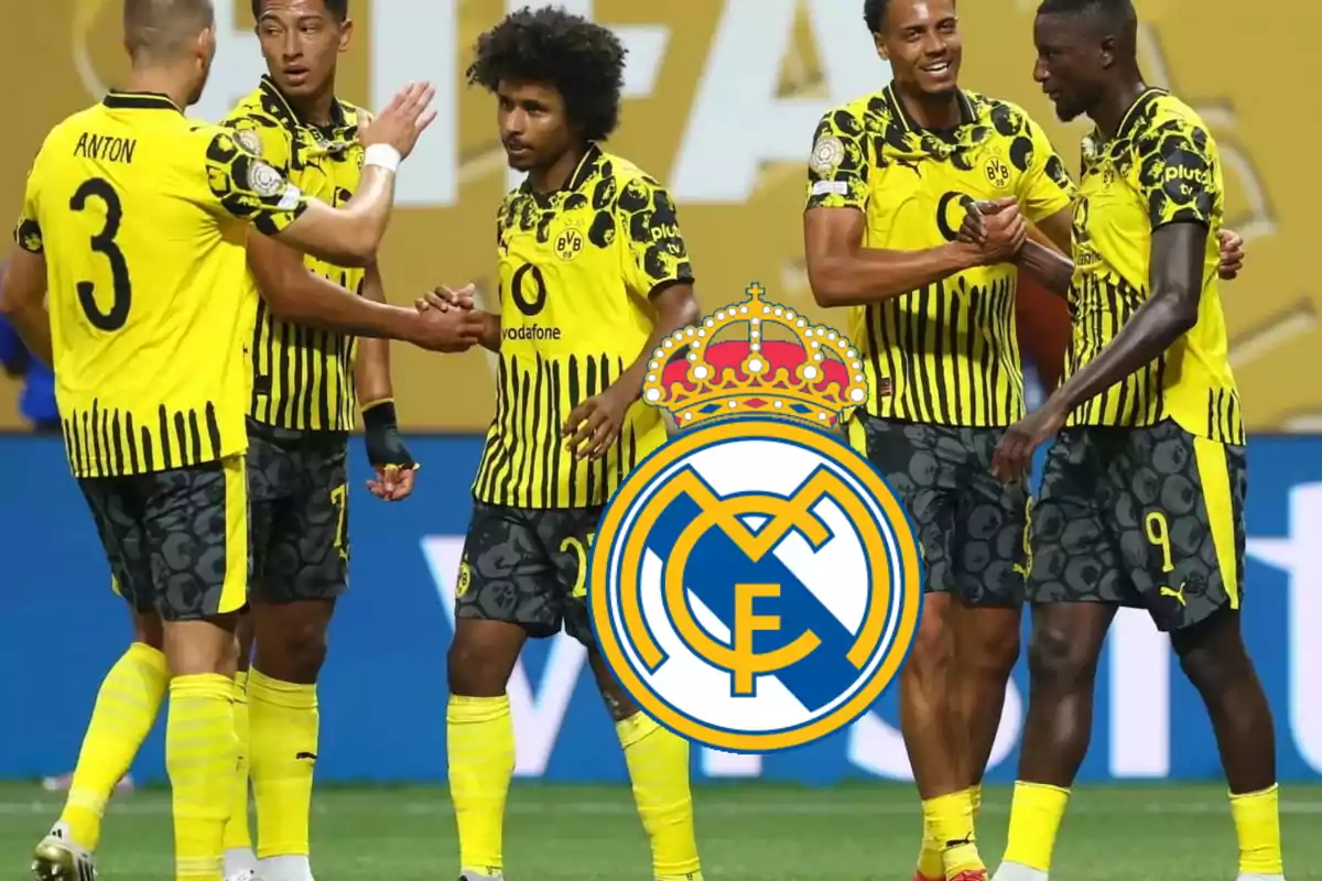 Jugadores del Borussia Dortmund celebrando en el campo con el escudo del Real Madrid superpuesto al centro de la imagen