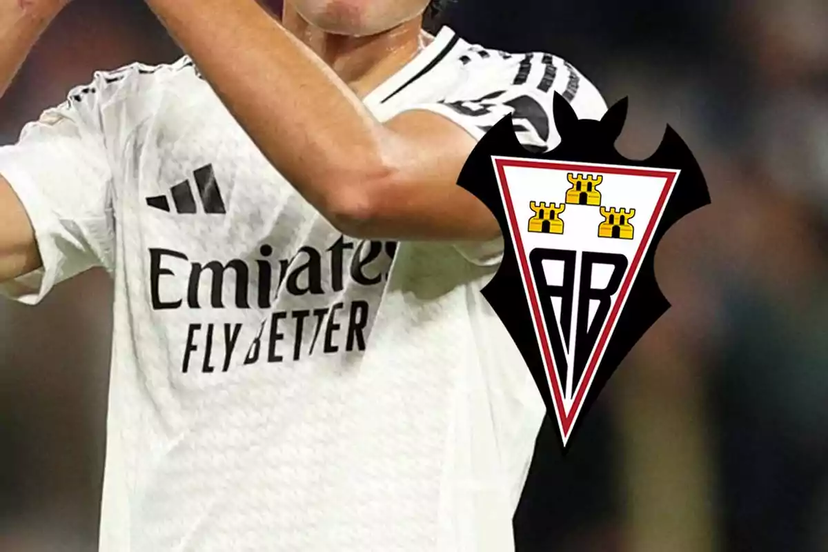 Jugador de fútbol con camiseta blanca del Real Madrid y el escudo del Albacete Balompié superpuesto.