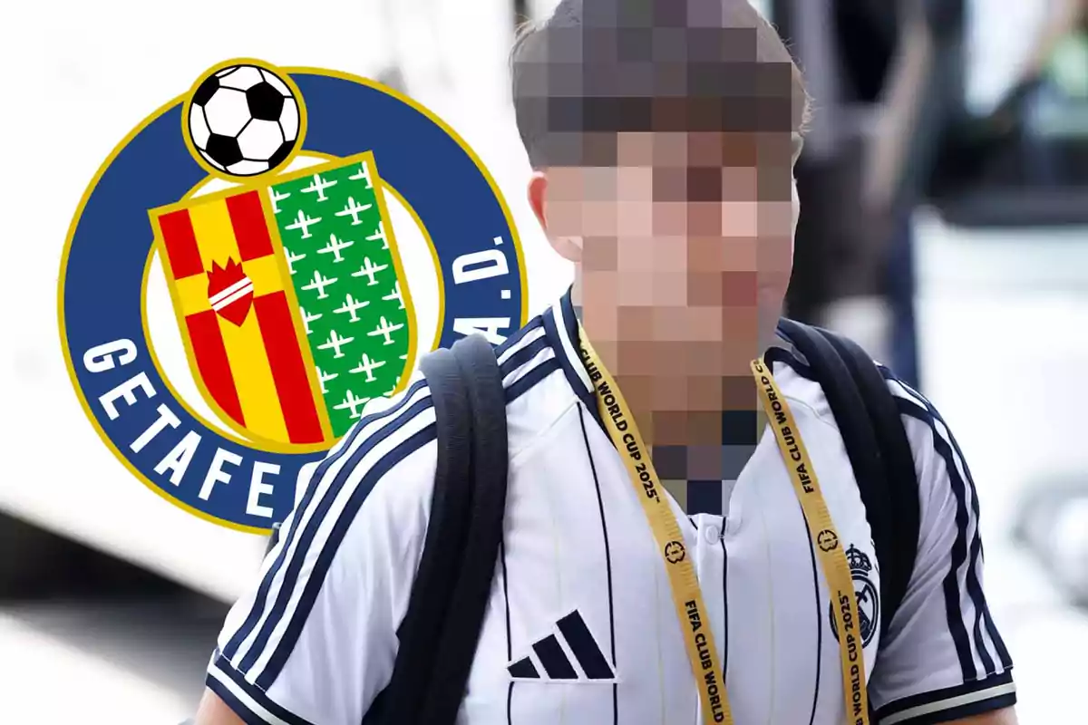 Persona con el rostro pixelado usando una camiseta de fútbol y un gafete de la FIFA frente al escudo del Getafe Club de Fútbol