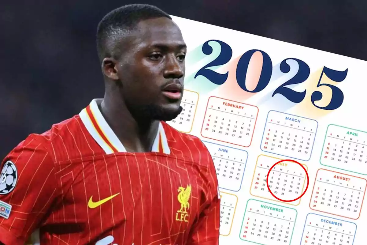 Futbolista con uniforme rojo del Liverpool frente a un calendario del año 2025