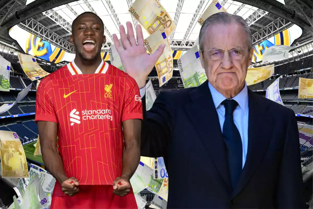 Un futbolista con la camiseta del Liverpool sonríe mientras un hombre mayor con traje levanta la mano en un estadio lleno de billetes de euro flotando en el aire