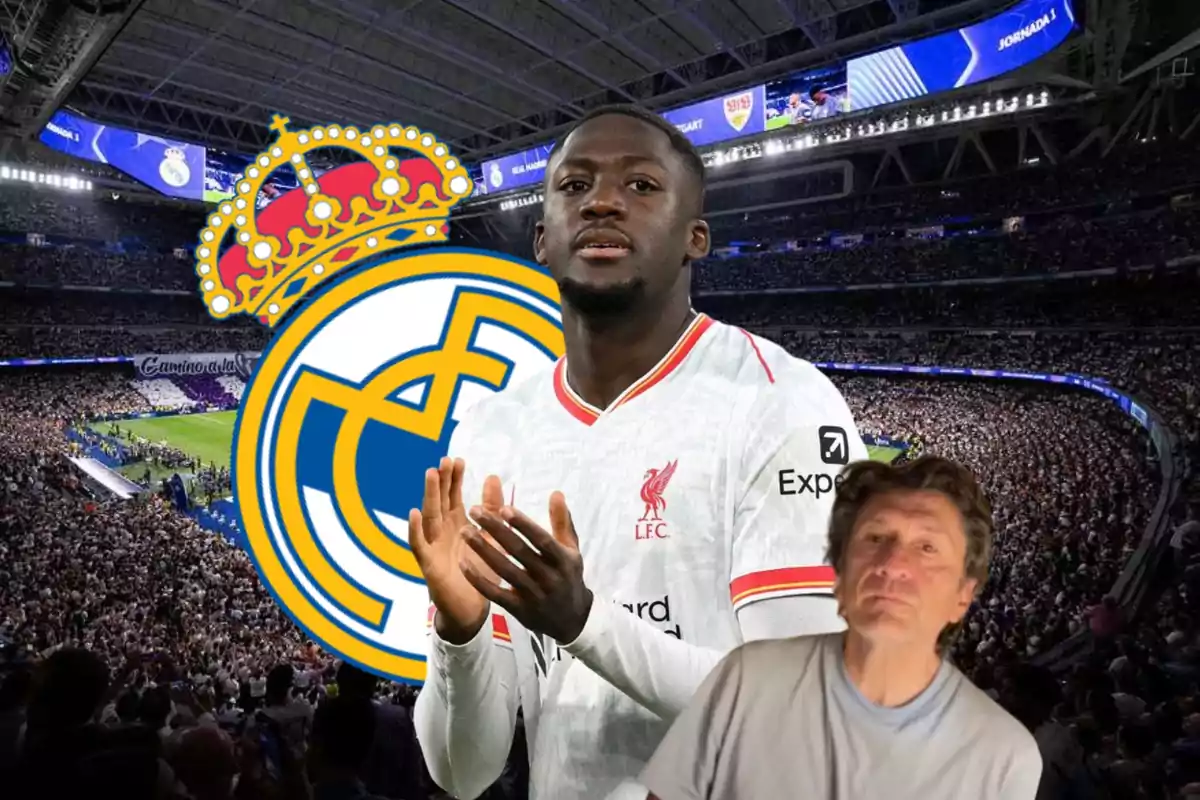 Un futbolista con uniforme del Liverpool y un hombre posan frente al escudo del Real Madrid en un estadio lleno de aficionados.