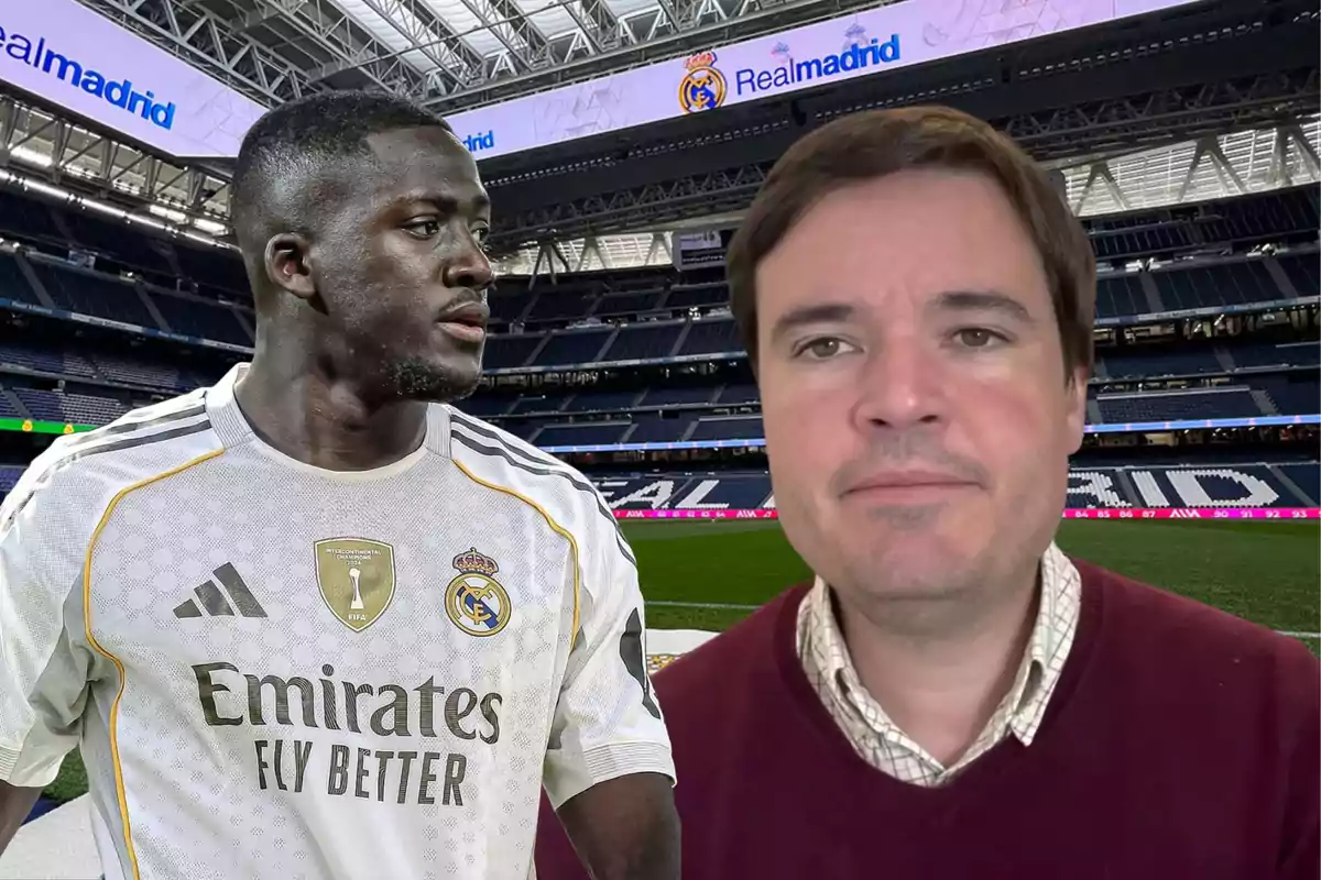 Un futbolista con la camiseta del Real Madrid y un hombre de suéter burdeos posan en el estadio Santiago Bernabéu