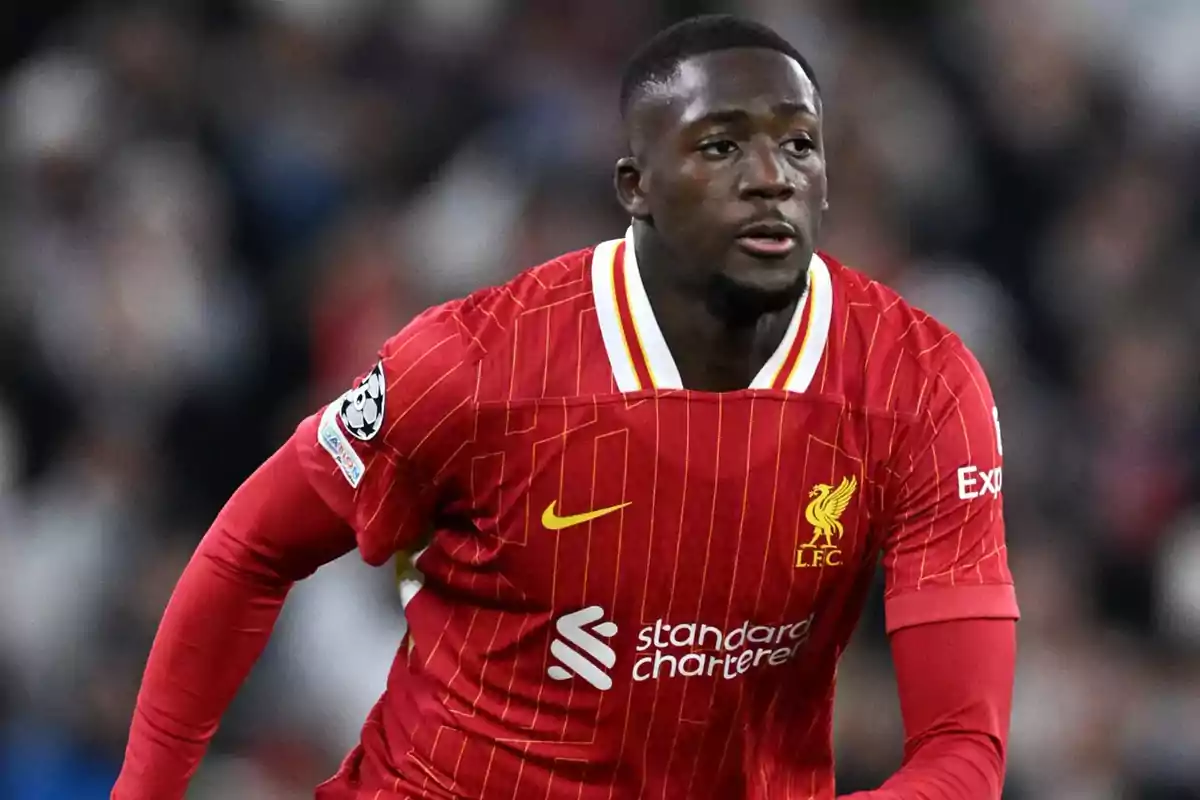 Futbolista del Liverpool con uniforme rojo durante un partido Futbolista del Liverpool con uniforme rojo durante un partido