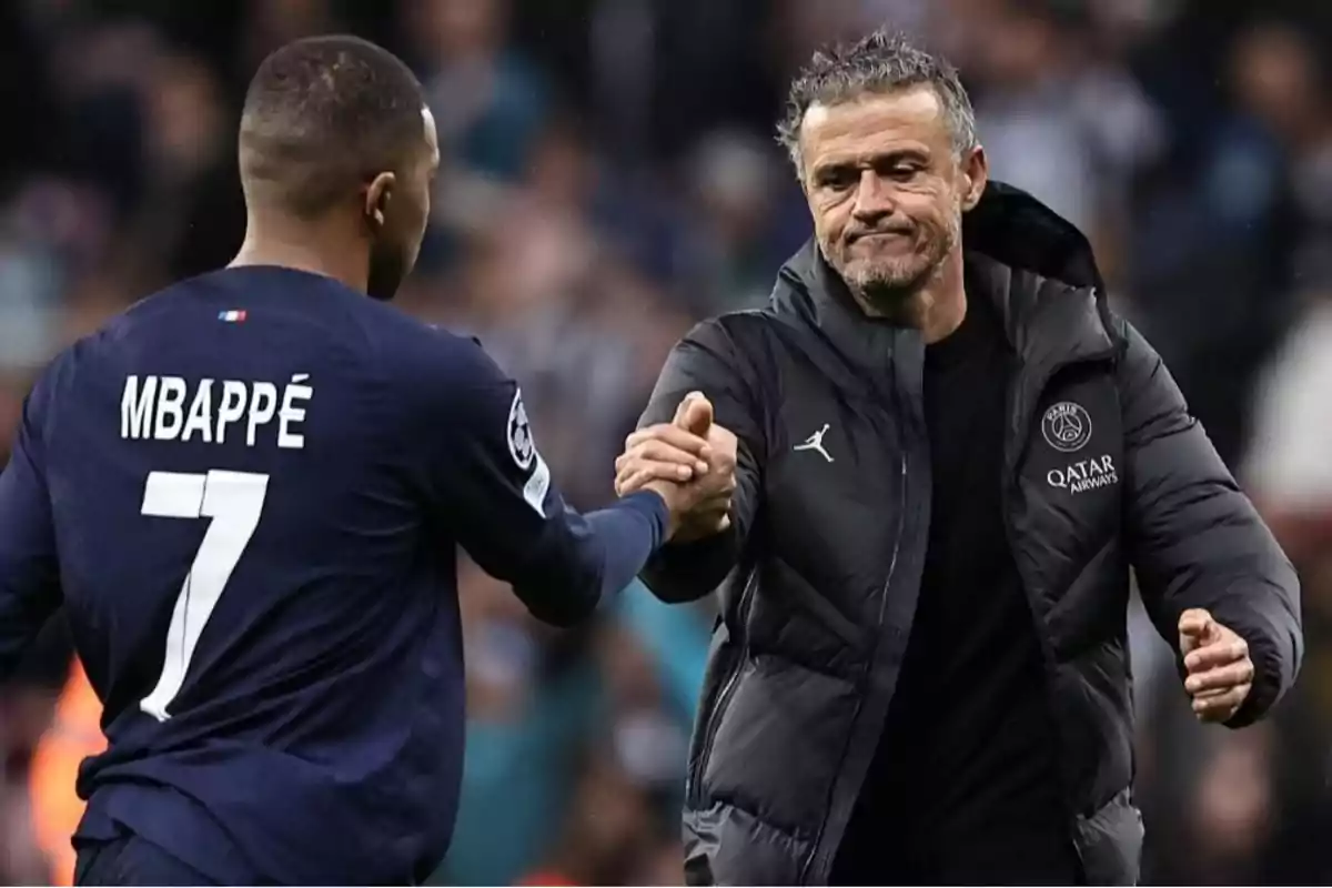 Jugador del PSG con el número 7 y su entrenador se dan la mano en el campo durante un partido