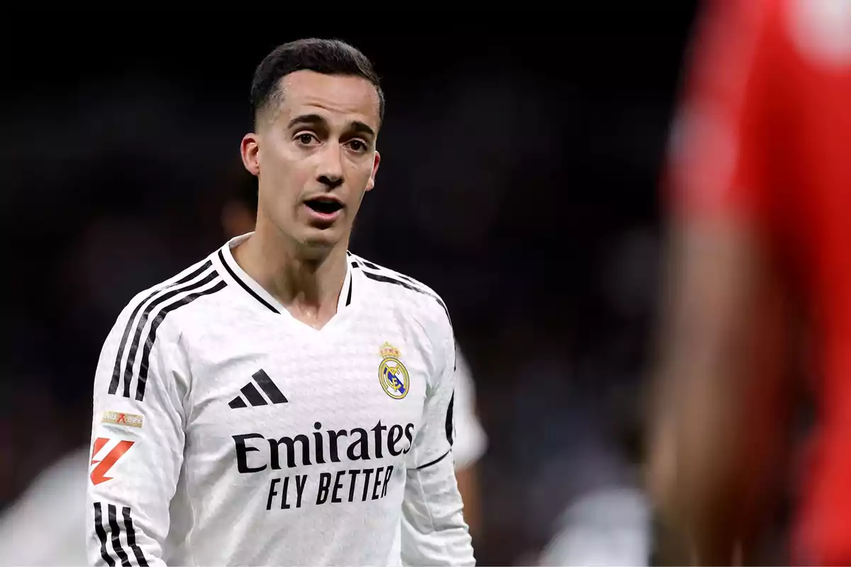 Futbolista del Real Madrid vistiendo el uniforme blanco durante un partido Futbolista del Real Madrid vistiendo el uniforme blanco durante un partido