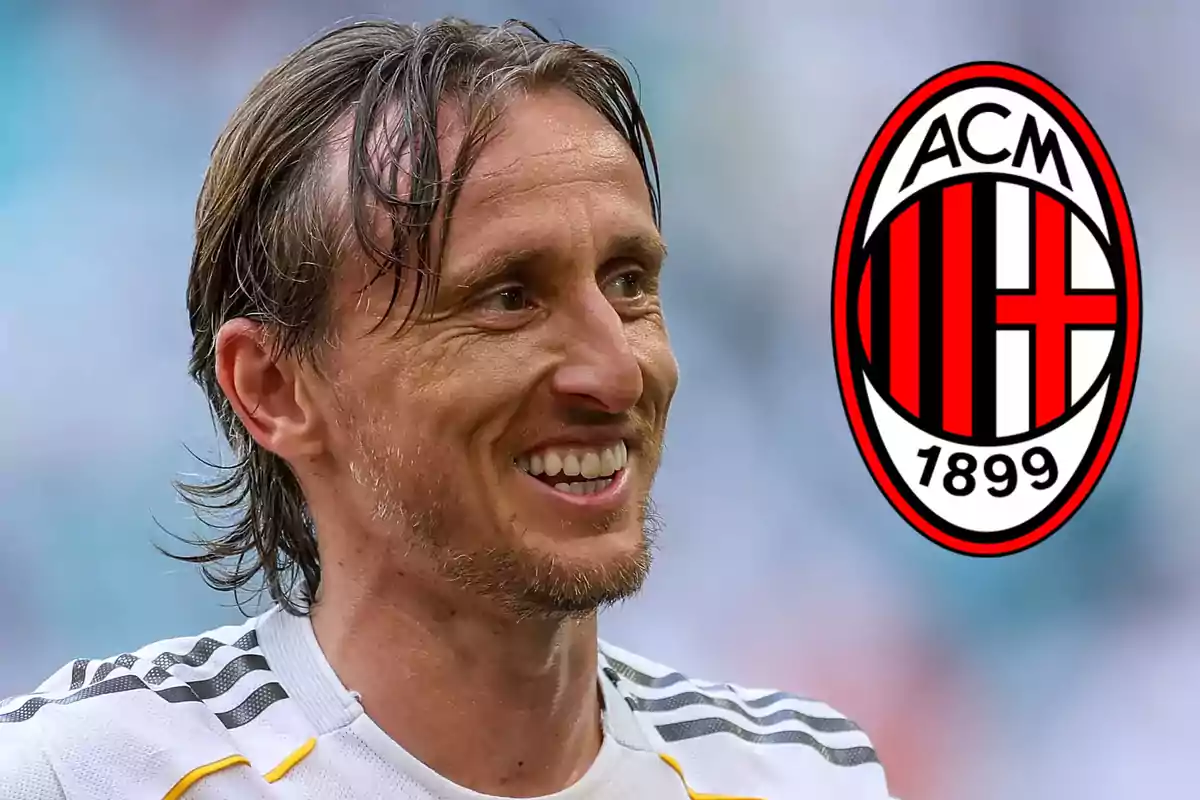 Futbolista sonriente con camiseta blanca y el escudo del AC Milan a su lado