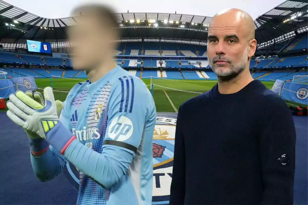 Un entrenador de fútbol y un portero con el rostro difuminado posan en un estadio vacío del Manchester City.