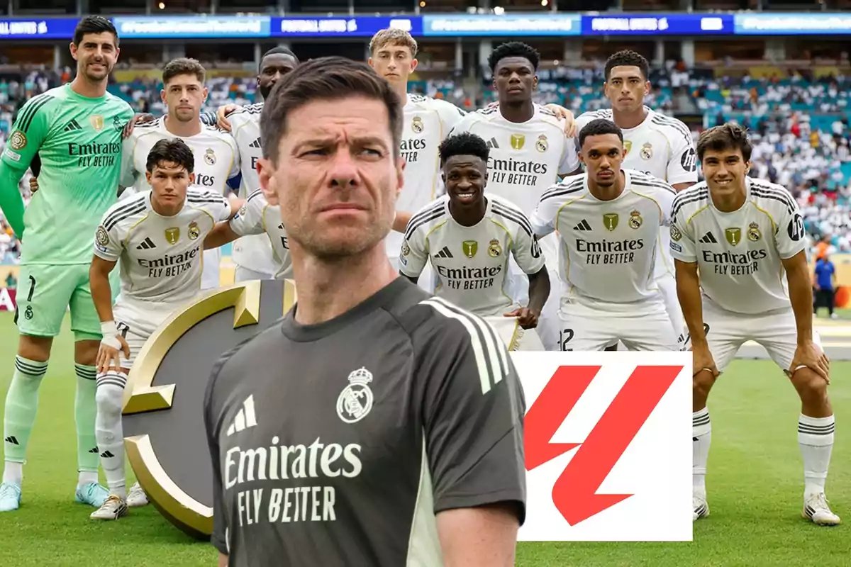 Entrenador del Real Madrid en primer plano con el equipo posando en el campo antes de un partido