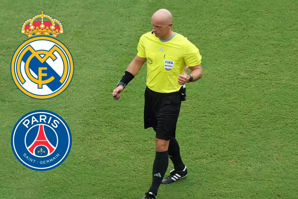 Árbitro de fútbol en el campo con los escudos de Real Madrid y PSG a la izquierda