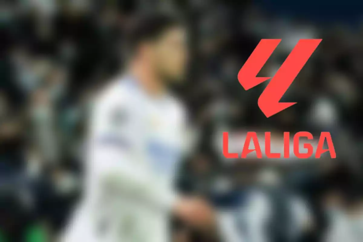 Jugador de fútbol desenfocado en un estadio con el logo y texto de LaLiga en primer plano
