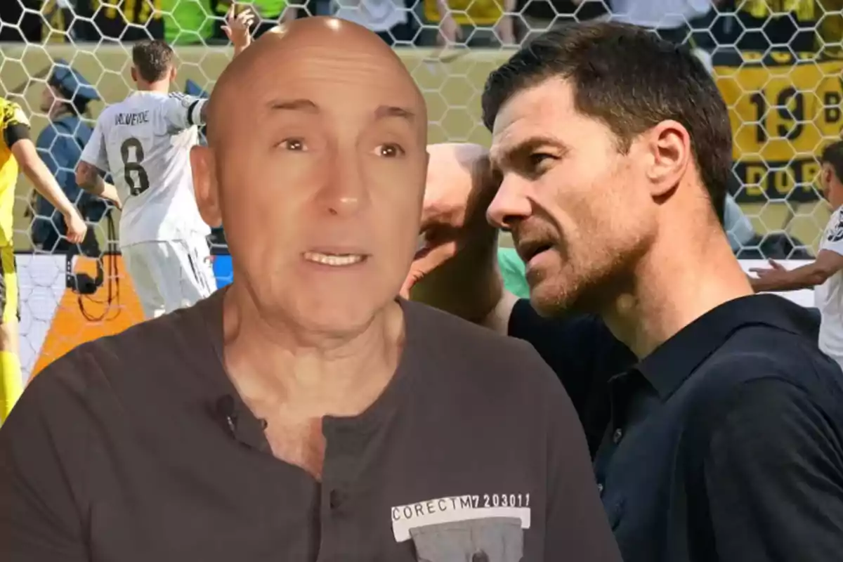 Un hombre calvo en primer plano con expresión seria y al fondo una escena de fútbol con jugadores y una persona de perfil conversando