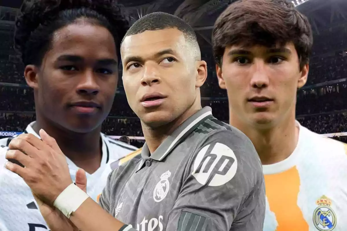 Tres futbolistas con uniforme del Real Madrid posan en un estadio lleno de espectadores