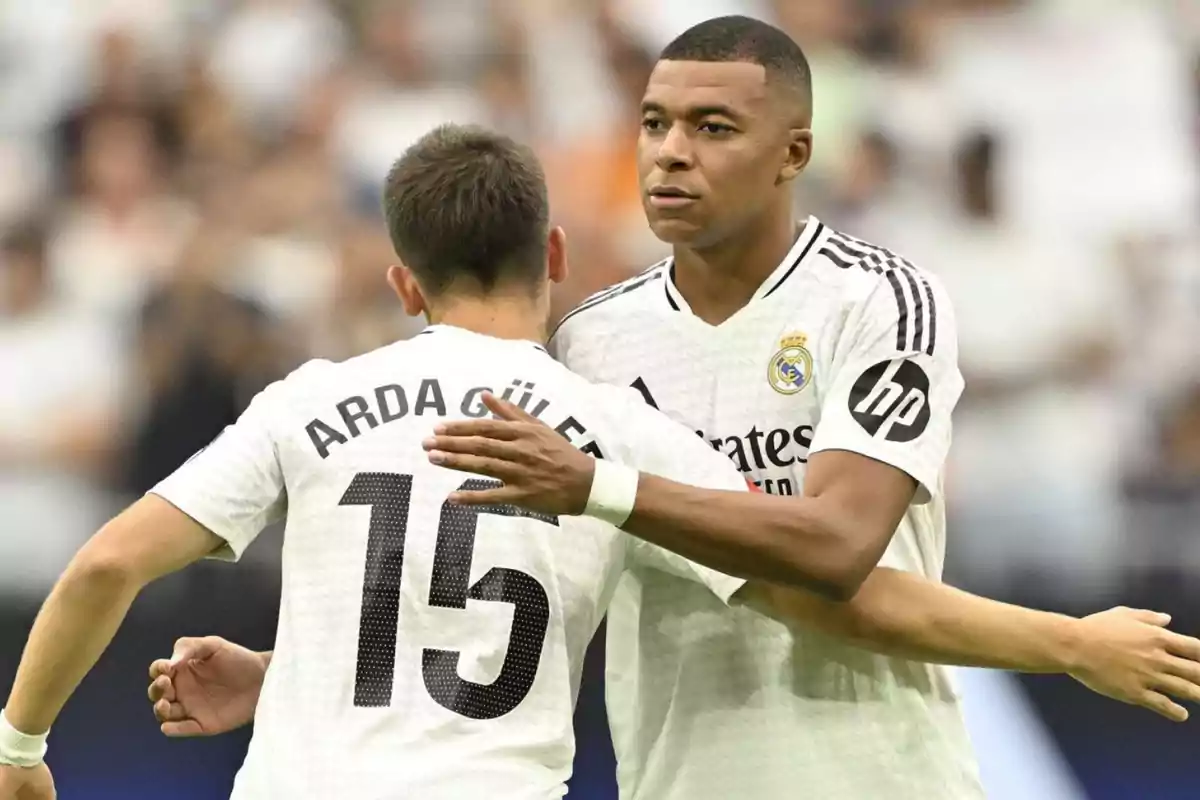 Dos futbolistas del Real Madrid celebran juntos en el campo durante un partido Dos futbolistas del Real Madrid celebran juntos en el campo durante un partido