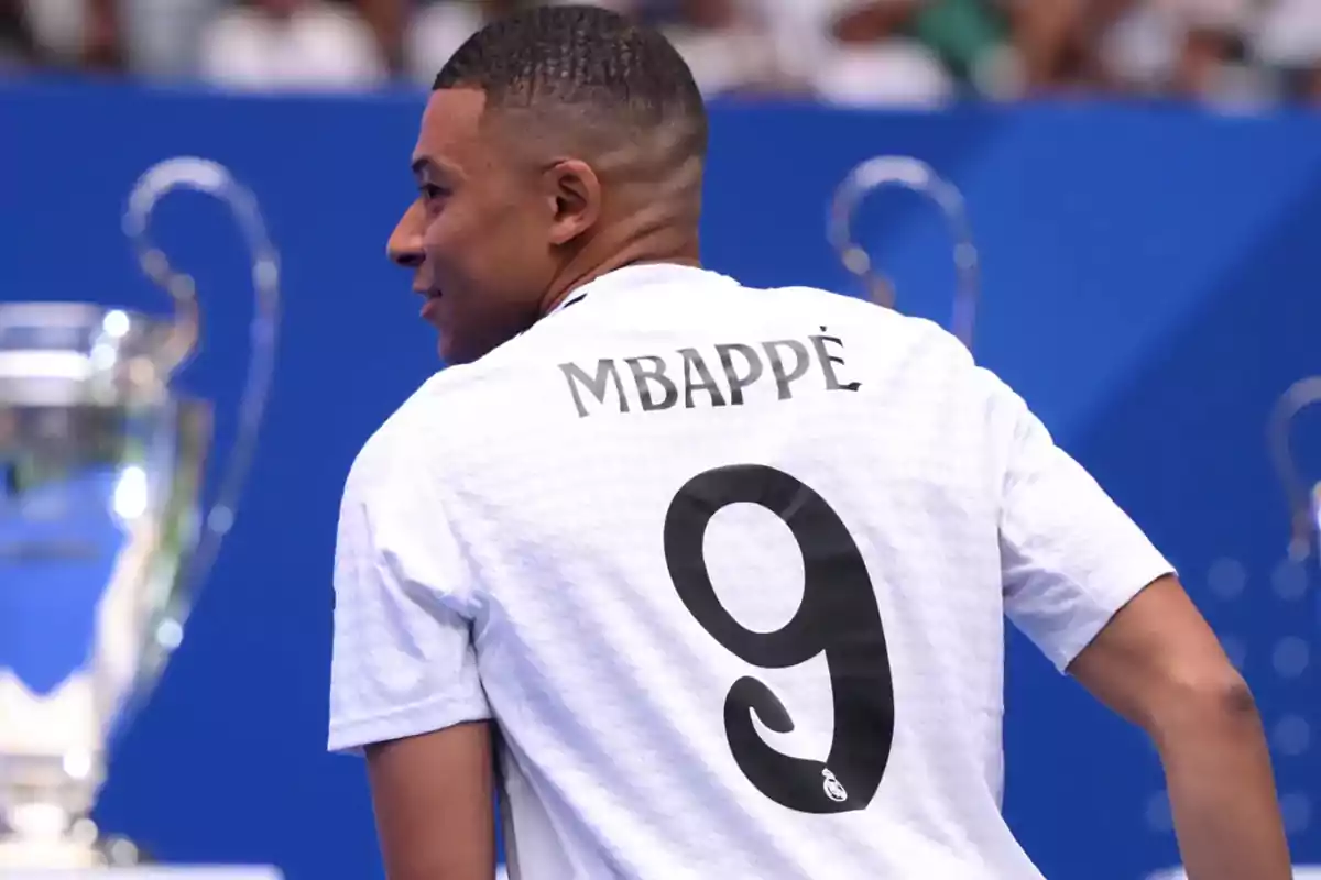 Jugador de fútbol con camiseta blanca y el número 9 en la espalda durante un evento deportivo
