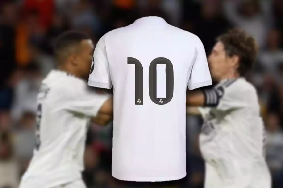 Camiseta blanca de fútbol con el número 10 en la espalda y dos jugadores desenfocados al fondo