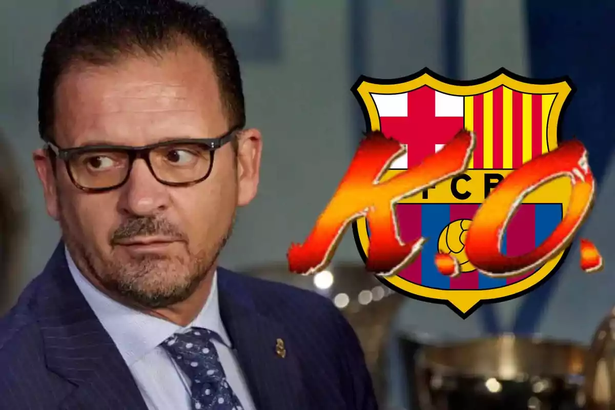 Hombre con gafas y traje mirando hacia un lado con el escudo del FC Barcelona y las letras KO en grande al fondo