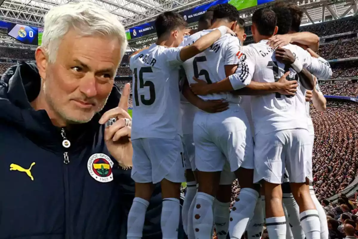 Entrenador señalando mientras un grupo de futbolistas vestidos de blanco se abrazan celebrando en un estadio lleno de aficionados