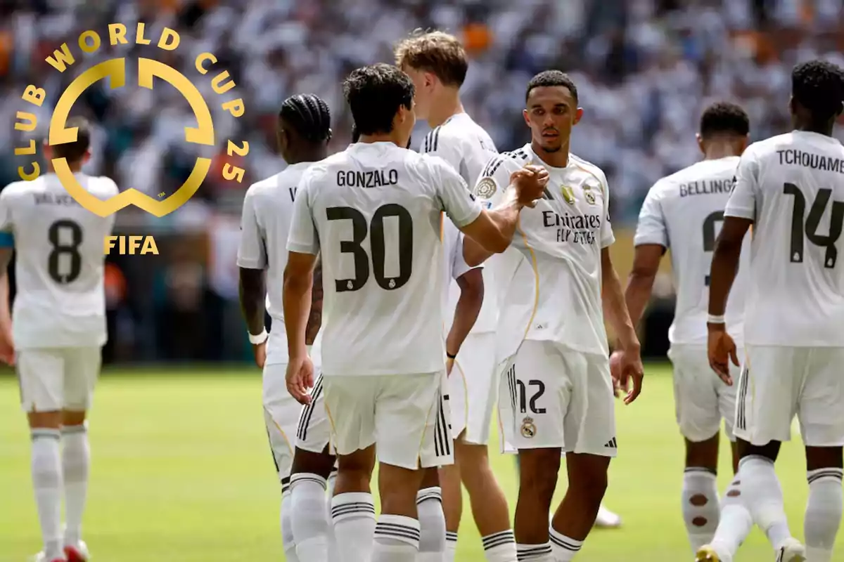 Jugadores del Real Madrid en el campo con el logo dorado del Mundial de Clubes 2025 de la FIFA en la esquina izquierda