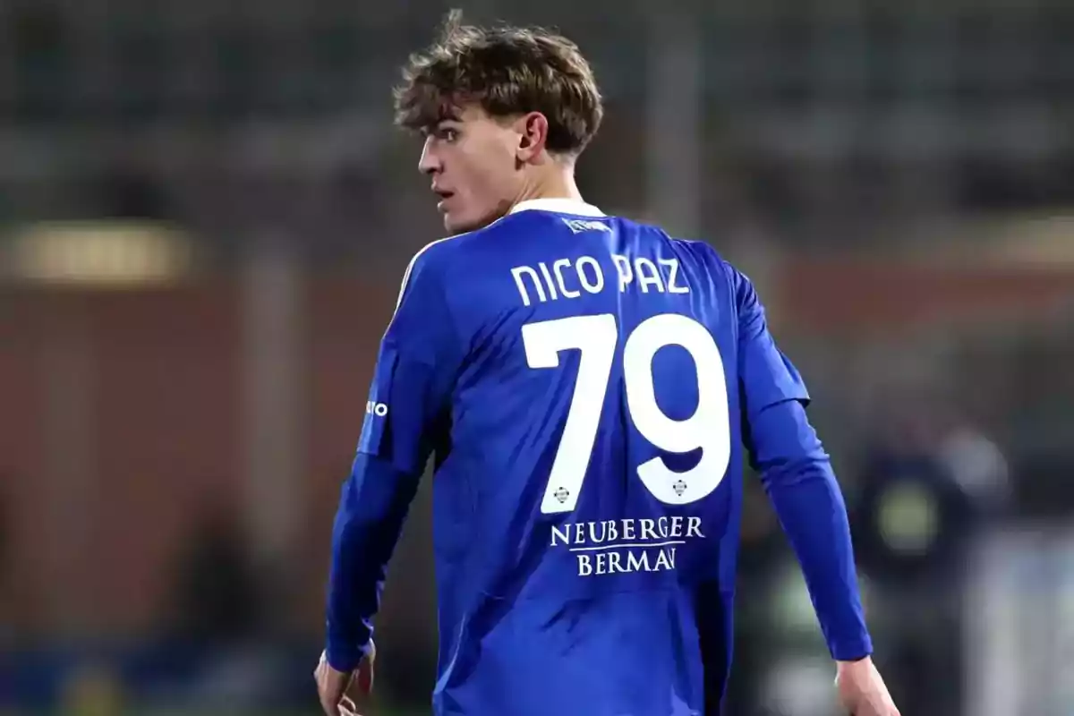 Jugador de fútbol con camiseta azul y el número 79 en la espalda durante un partido Jugador de fútbol con camiseta azul y el número 79 en la espalda durante un partido
