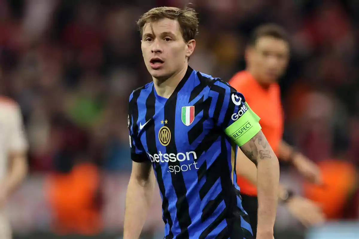 Futbolista con uniforme azul y negro del Inter de Milán usando un brazalete de capitán verde en el brazo izquierdo durante un partido Futbolista con uniforme azul y negro del Inter de Milán usando un brazalete de capitán verde en el brazo izquierdo durante un partido
