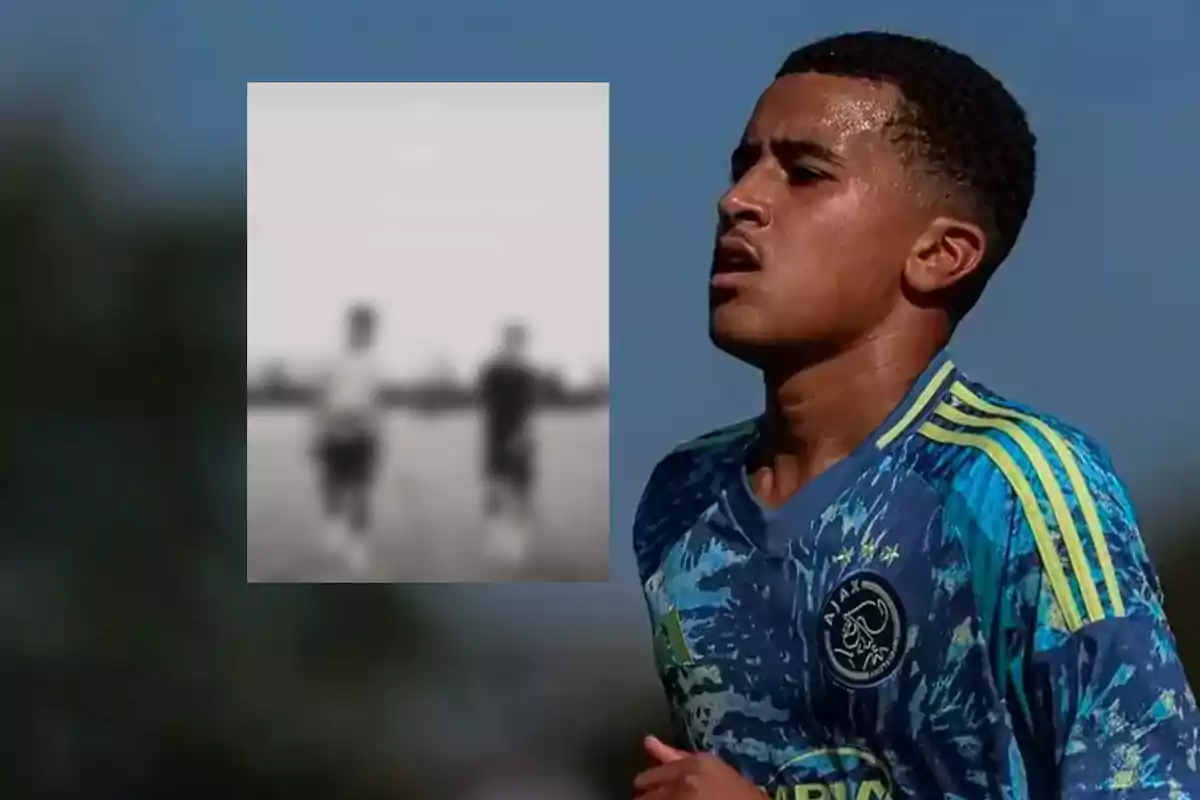 Joven futbolista con camiseta del Ajax entrenando al aire libre con una imagen borrosa en blanco y negro de dos personas al fondo