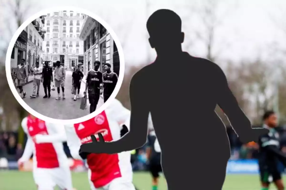 Silueta de un futbolista en primer plano con jugadores del Ajax al fondo y un círculo que muestra a un grupo de jóvenes caminando por una calle urbana