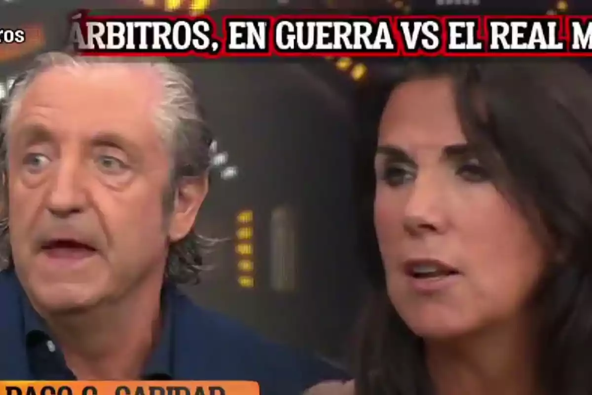 Dos presentadores de televisión debaten en un programa deportivo con un titular que menciona una guerra entre árbitros y el Real Madrid.