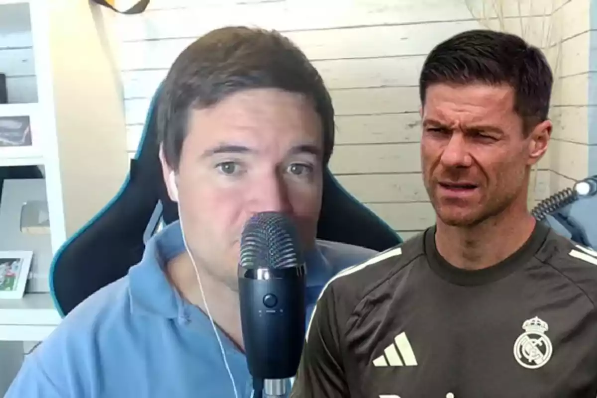 Un hombre con auriculares habla frente a un micrófono mientras otro hombre con camiseta deportiva del Real Madrid aparece en primer plano