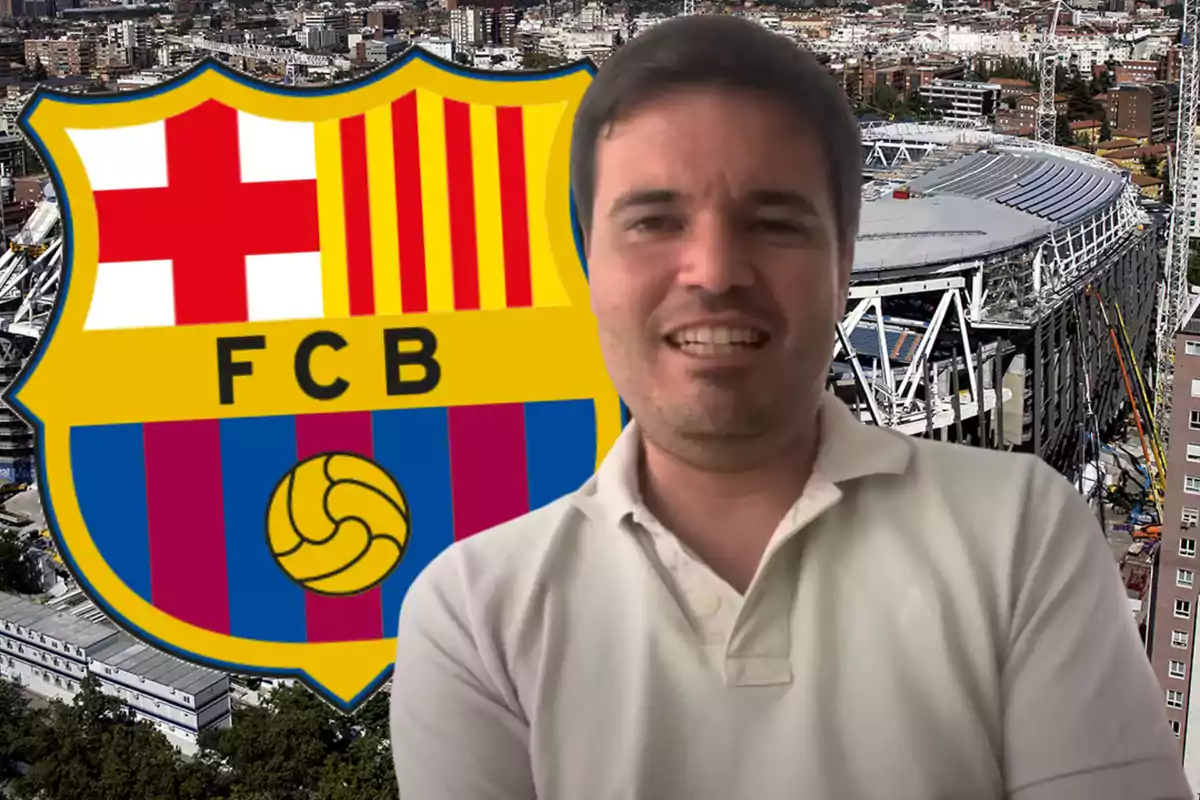 Hombre sonriente con camiseta clara frente al escudo del FC Barcelona y un estadio de fútbol de fondo
