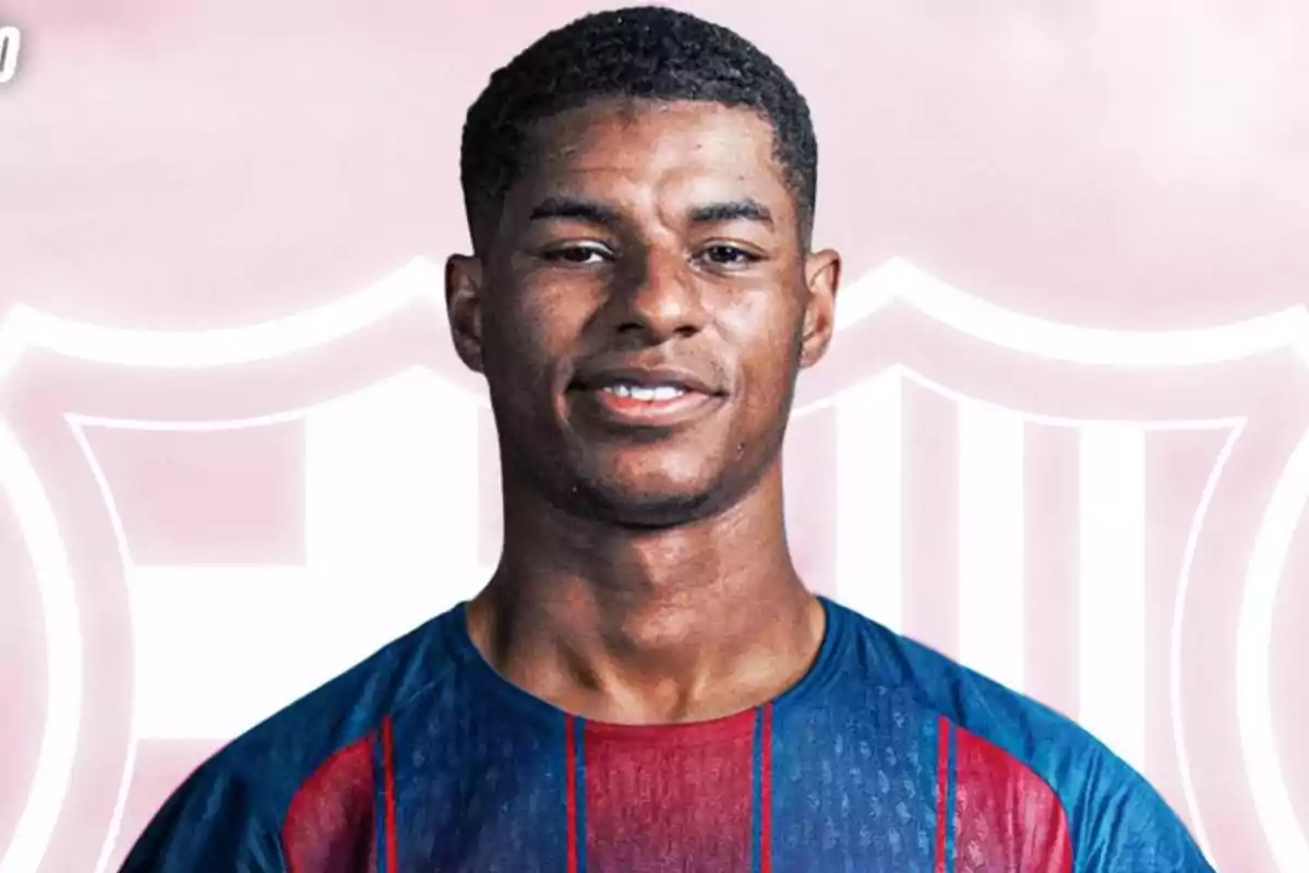 Jugador de fútbol con camiseta azul y roja posando frente a un fondo con el escudo difuminado del FC Barcelona Jugador de fútbol con camiseta azul y roja posando frente a un fondo con el escudo difuminado del FC Barcelona