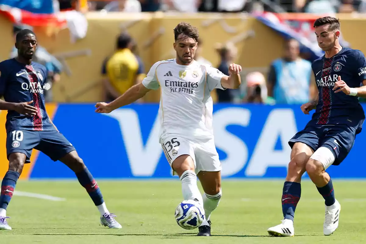 Tres futbolistas disputan el balón durante un partido entre Real Madrid y PSG en un estadio lleno de espectadores. Tres futbolistas disputan el balón durante un partido entre Real Madrid y PSG en un estadio lleno de espectadores.