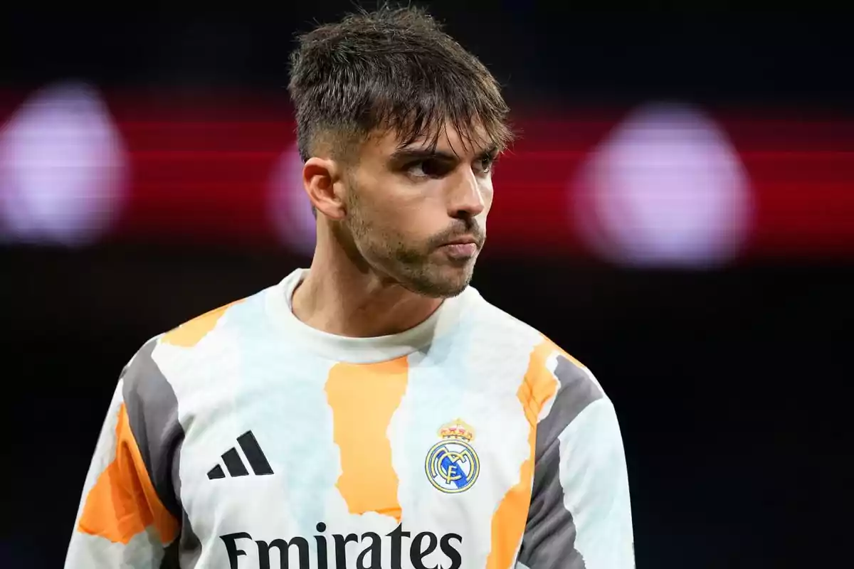 Real Madrid goalkeeper in training kit looking to the side in a stadium Real Madrid goalkeeper in training kit looking to the side in a stadium