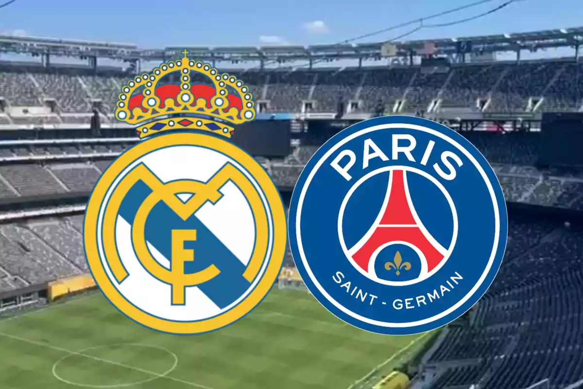 Logos de Real Madrid y Paris Saint-Germain sobre un estadio de fútbol vacío