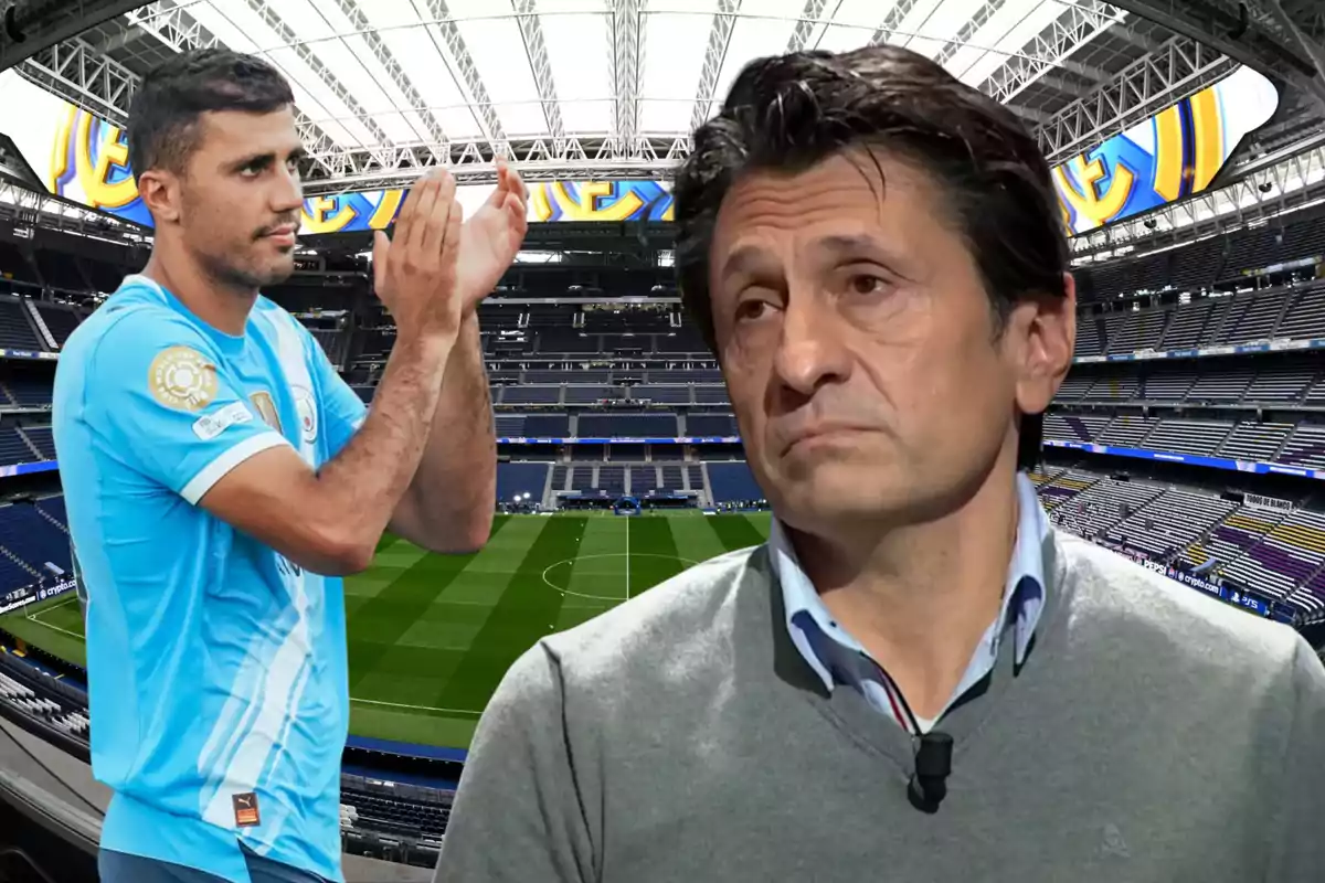 Un futbolista con uniforme celeste aplaude mientras un hombre de expresión seria aparece en primer plano dentro de un estadio de fútbol moderno y vacío
