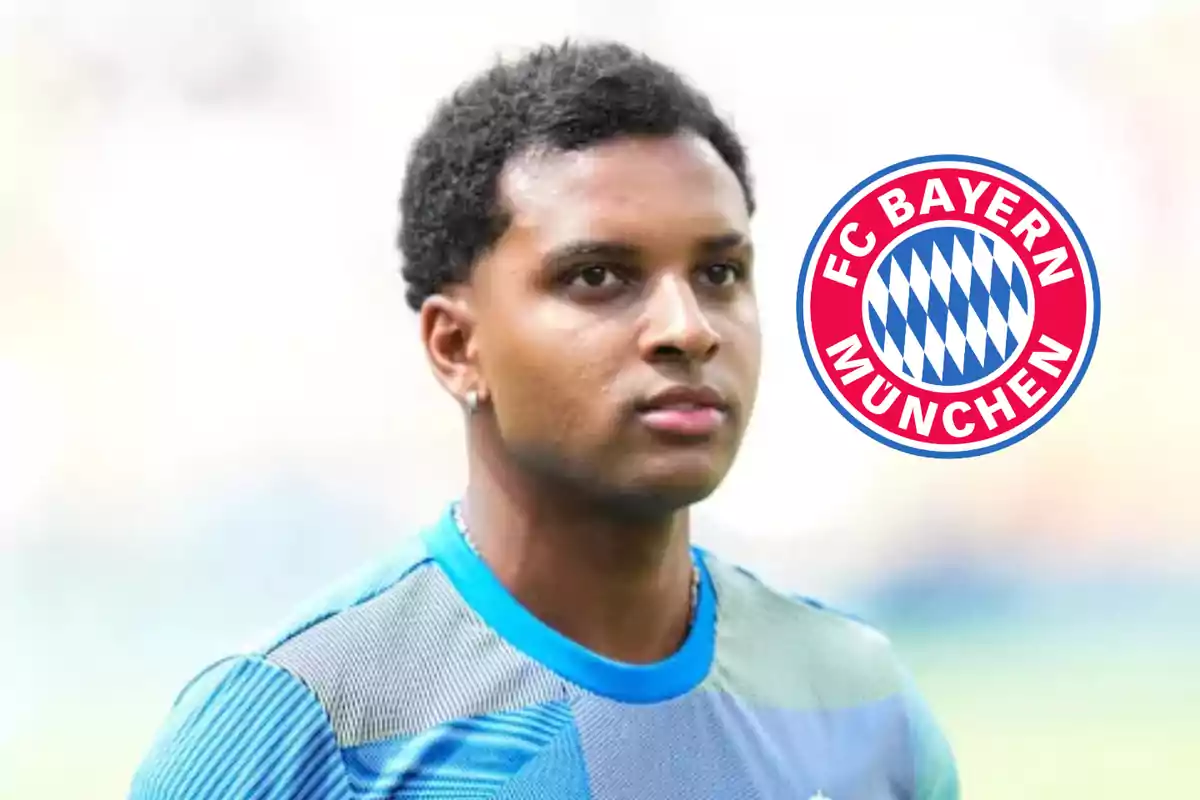 Futbolista con camiseta azul y el escudo del Bayern Múnich al fondo