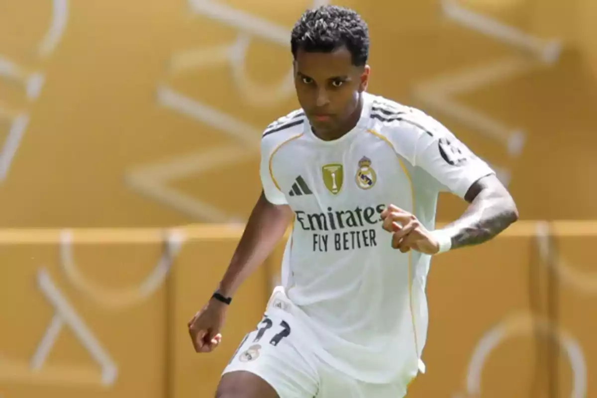 Futbolista del Real Madrid corriendo en el campo con uniforme blanco Futbolista del Real Madrid corriendo en el campo con uniforme blanco