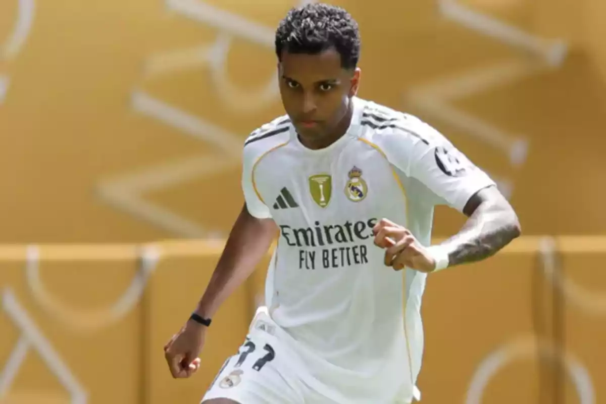 Futbolista con uniforme blanco del Real Madrid corriendo en el campo durante un partido Futbolista con uniforme blanco del Real Madrid corriendo en el campo durante un partido