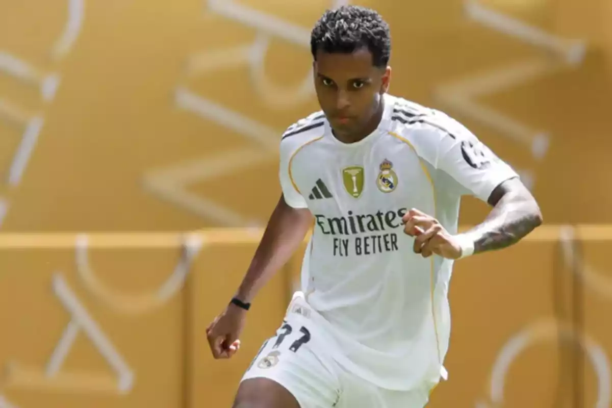 Futbolista del Real Madrid corriendo en el campo con uniforme blanco Futbolista del Real Madrid corriendo en el campo con uniforme blanco