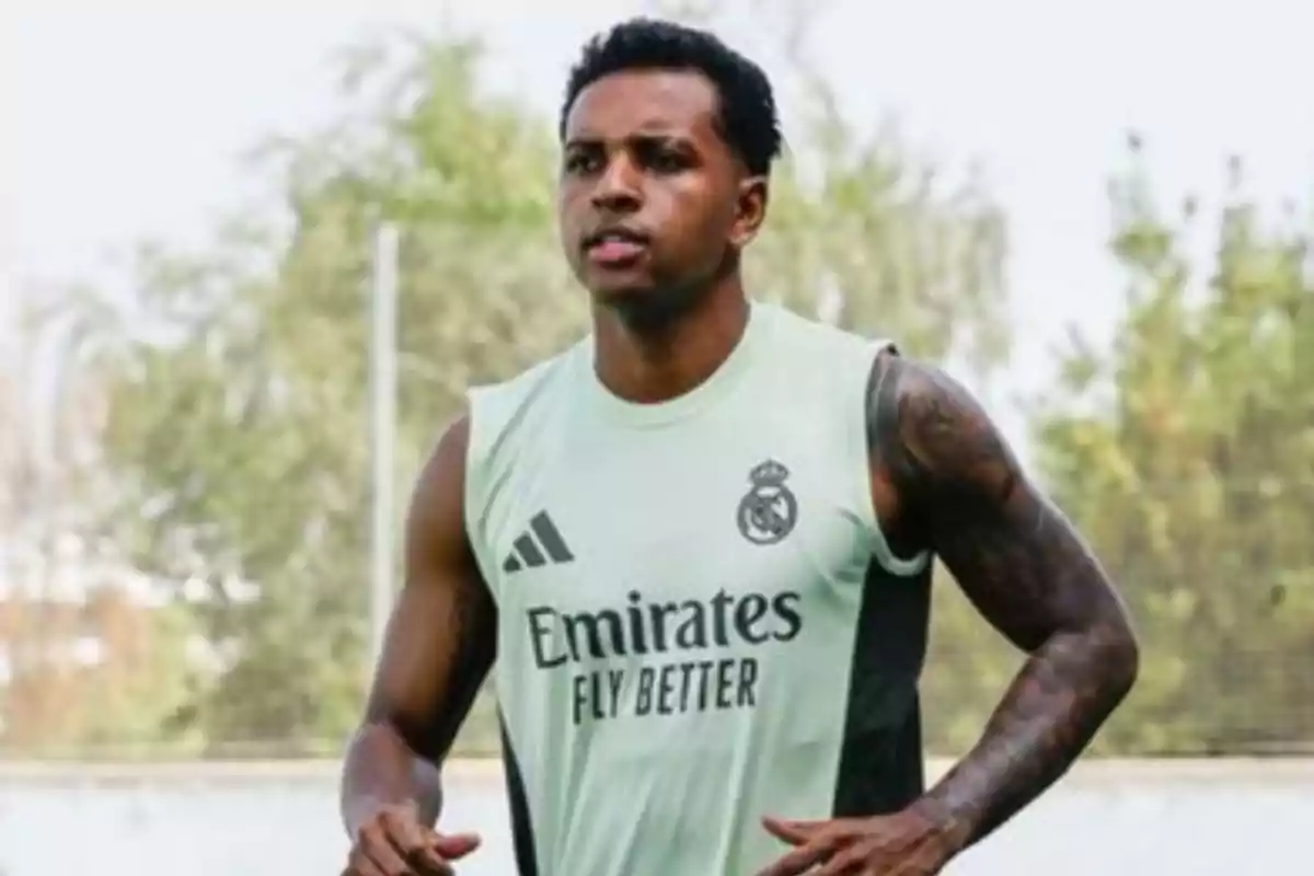 Futbolista entrenando con camiseta sin mangas del Real Madrid en un campo al aire libre