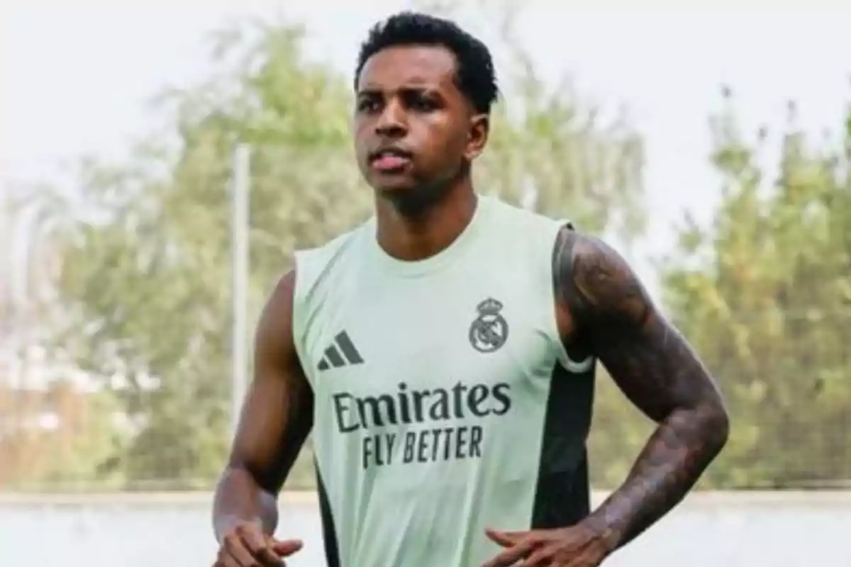 Futbolista entrenando con camiseta sin mangas del Real Madrid en un campo al aire libre Futbolista entrenando con camiseta sin mangas del Real Madrid en un campo al aire libre