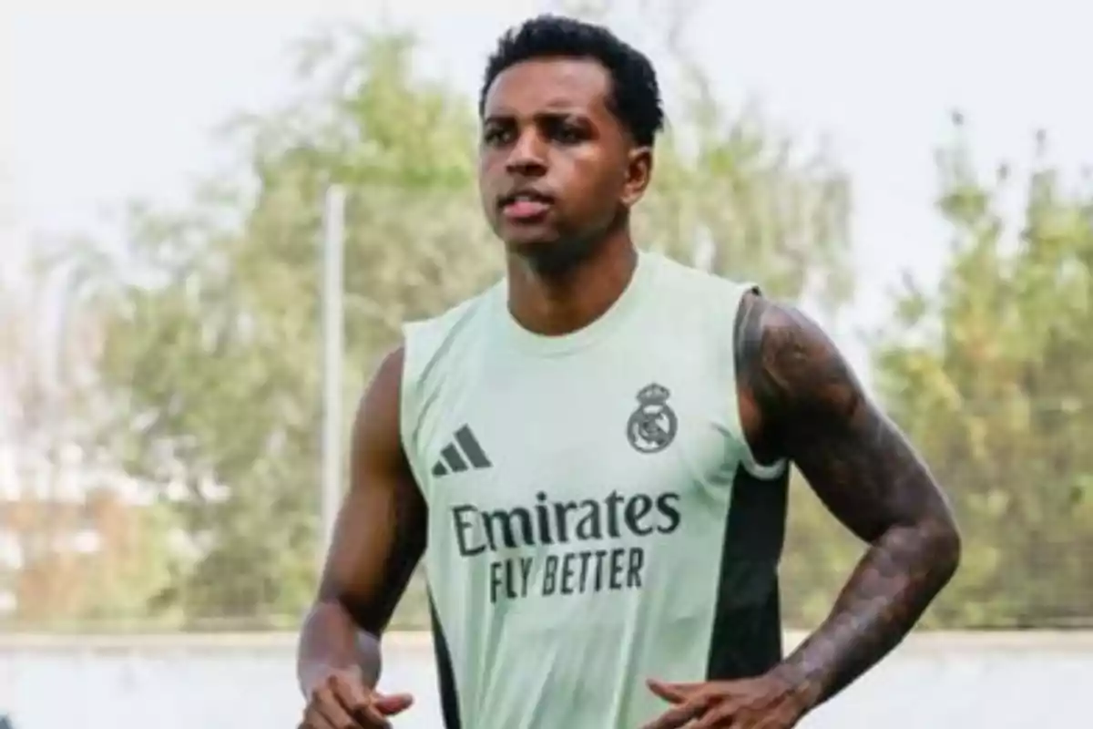 Futbolista entrenando con camiseta sin mangas del Real Madrid en un campo al aire libre Futbolista entrenando con camiseta sin mangas del Real Madrid en un campo al aire libre